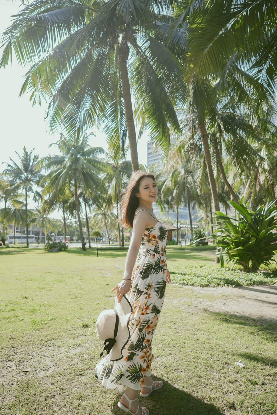 A natural couple photoshoot at My Khe Beach in Da Nang during soft afternoon light.