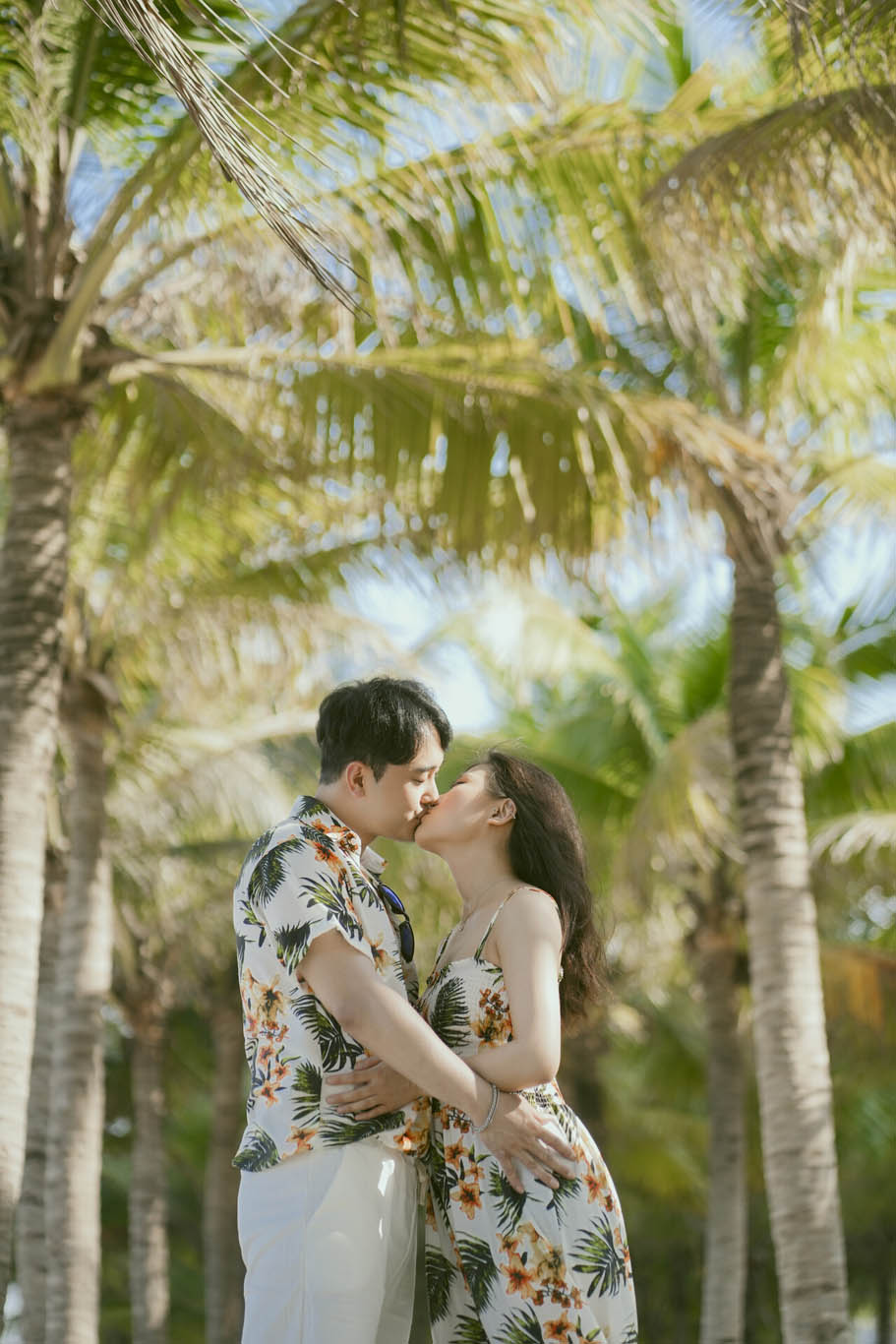 A natural couple photoshoot at My Khe Beach in Da Nang during soft afternoon light.