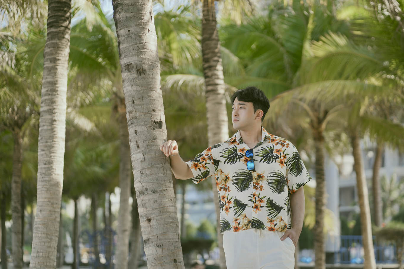 A natural couple photoshoot at My Khe Beach in Da Nang during soft afternoon light.