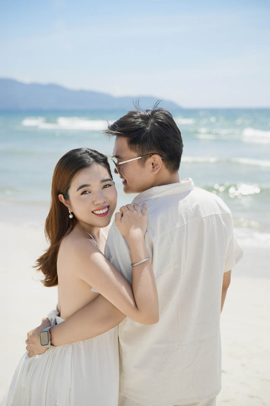 A natural couple photoshoot at My Khe Beach in Da Nang during soft afternoon light.