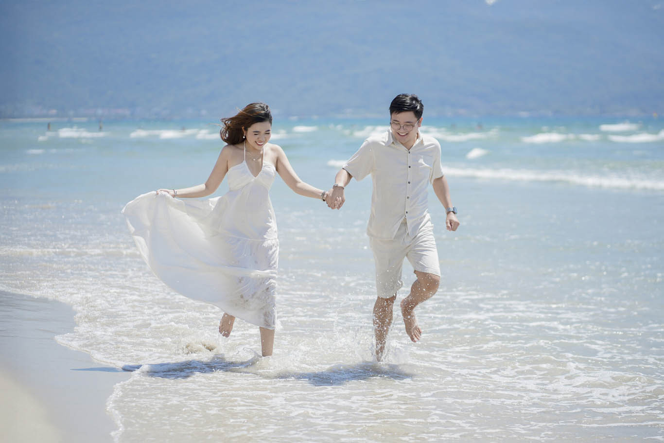 Couple photography at My Khe Beach with sea breeze, soft sand, and open ocean views in Da Nang.