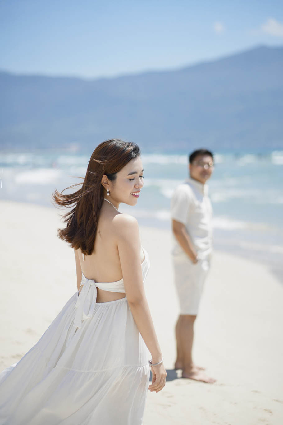 Couple photography at My Khe Beach with sea breeze, soft sand, and open ocean views in Da Nang.
