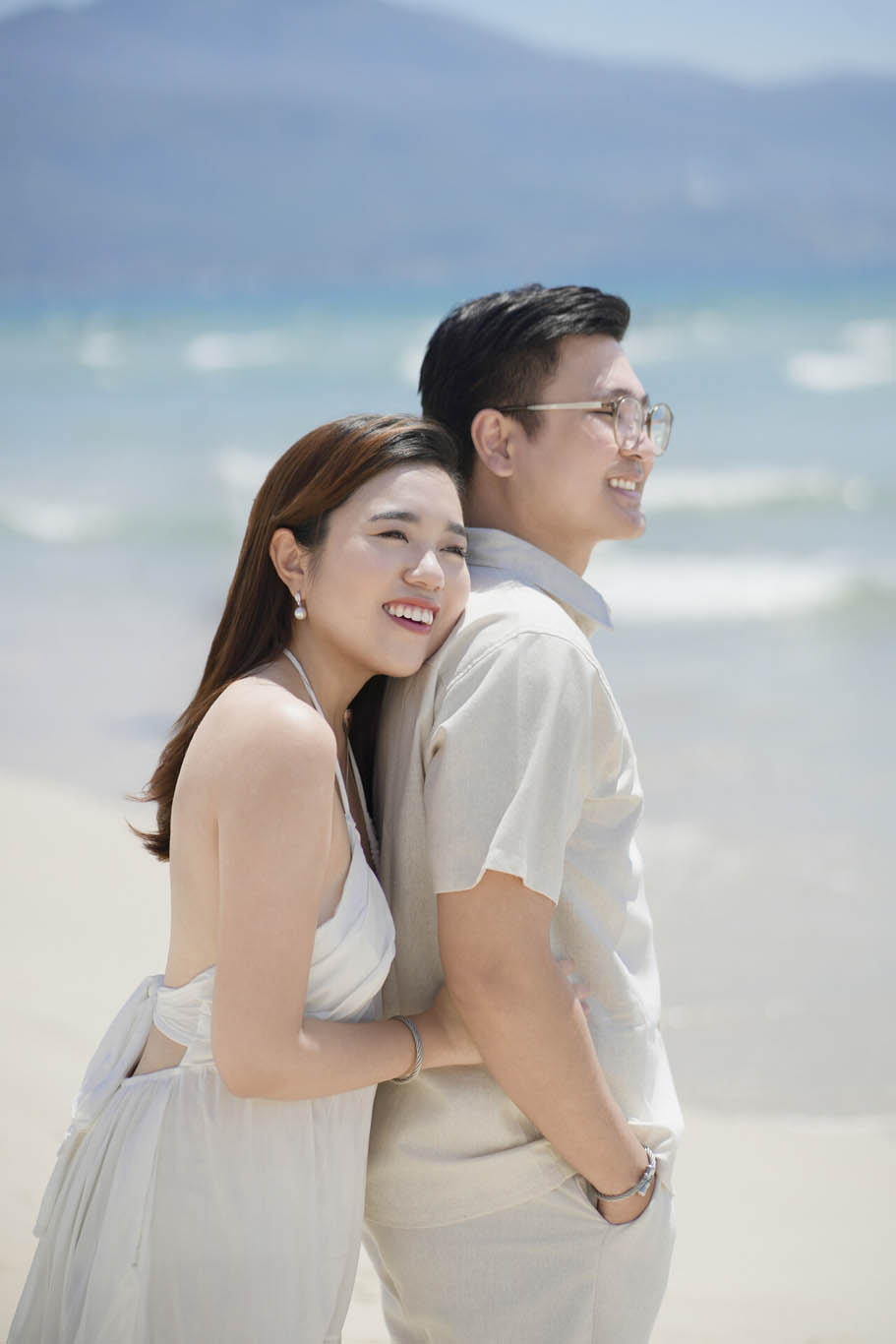 Couple photography at My Khe Beach with sea breeze, soft sand, and open ocean views in Da Nang.