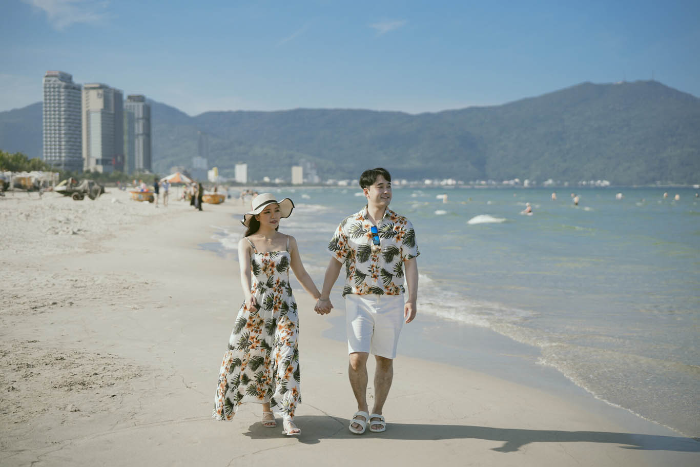 Couple photography at My Khe Beach with sea breeze, soft sand, and open ocean views in Da Nang.