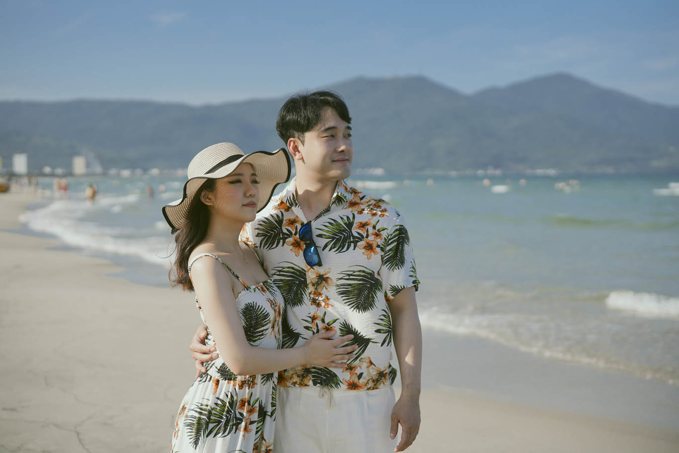 Couple photography at My Khe Beach with sea breeze, soft sand, and open ocean views in Da Nang.
