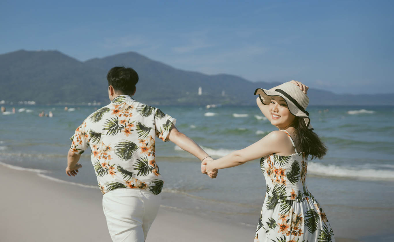Couple photography at My Khe Beach with sea breeze, soft sand, and open ocean views in Da Nang.
