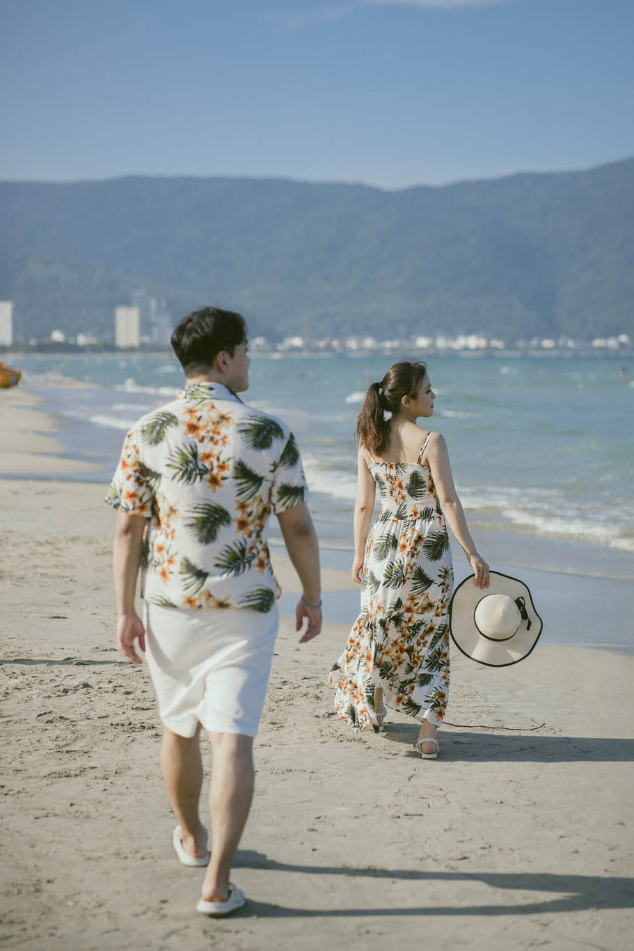 Couple photography at My Khe Beach with sea breeze, soft sand, and open ocean views in Da Nang.